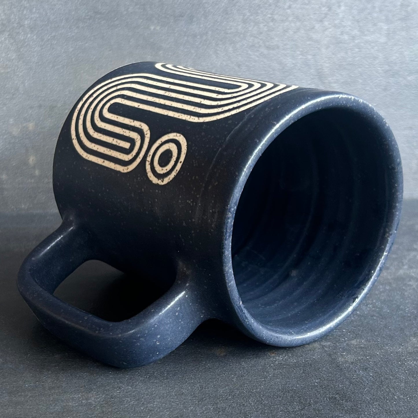 Big Wave Mug - Black Matte / Speckled White