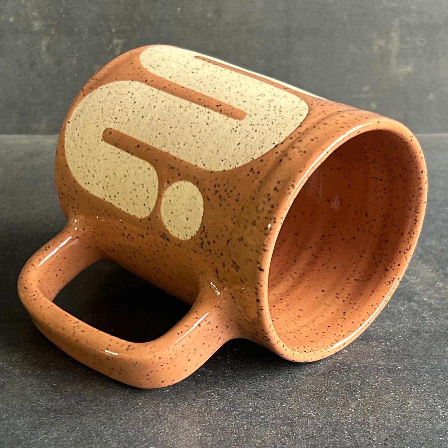 Big Wave Mug (solid) - Nude / Speckled White