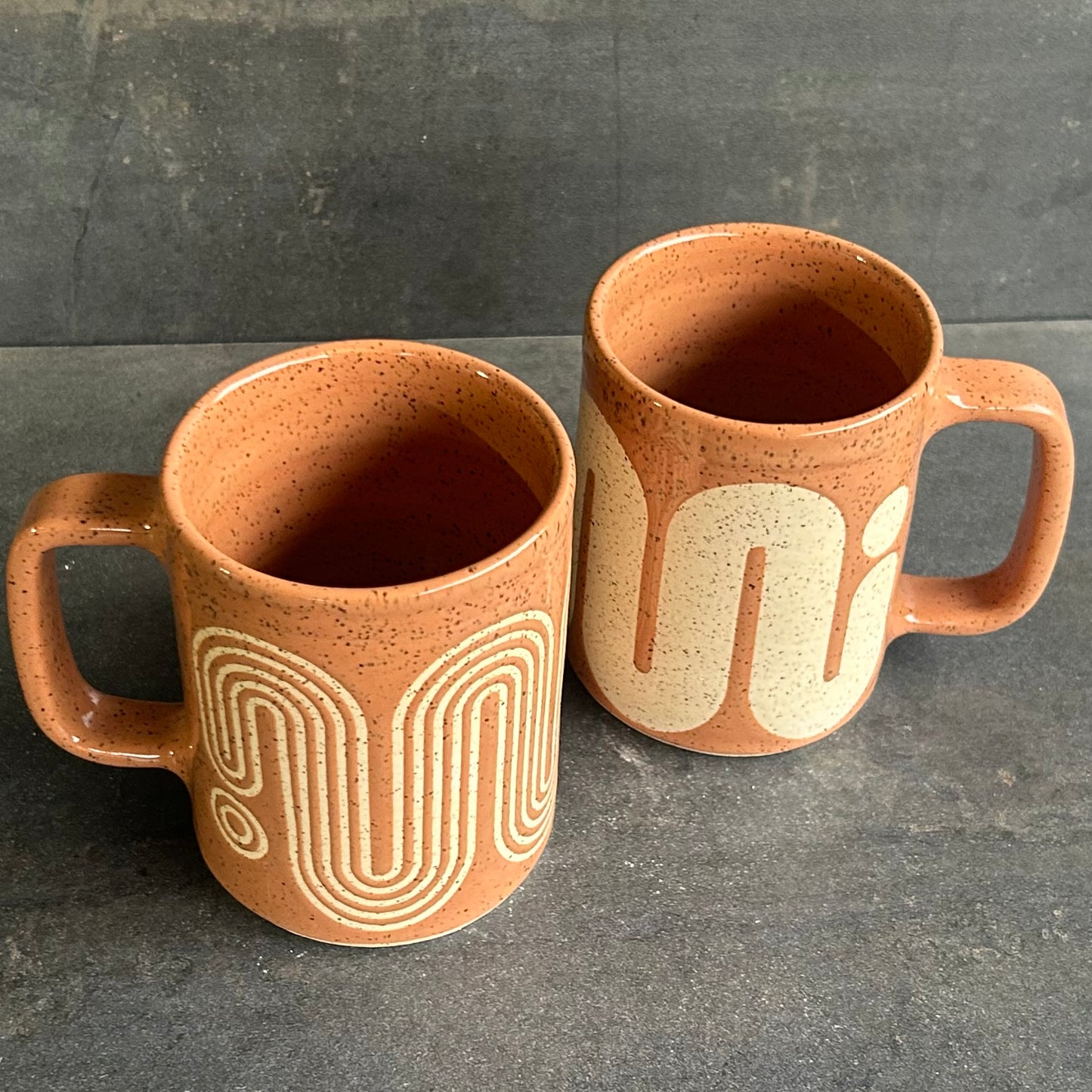 Big Wave Mug (solid) - Nude / Speckled White