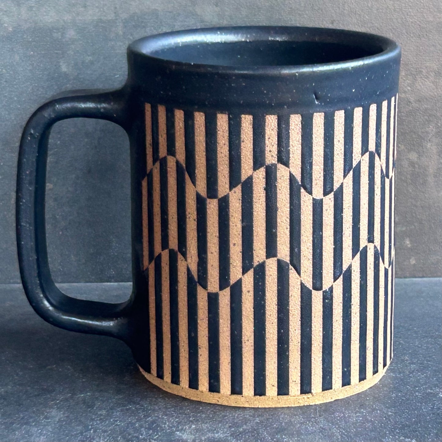 Wavy Stripe Mug - Black Matte / Speckled Buff