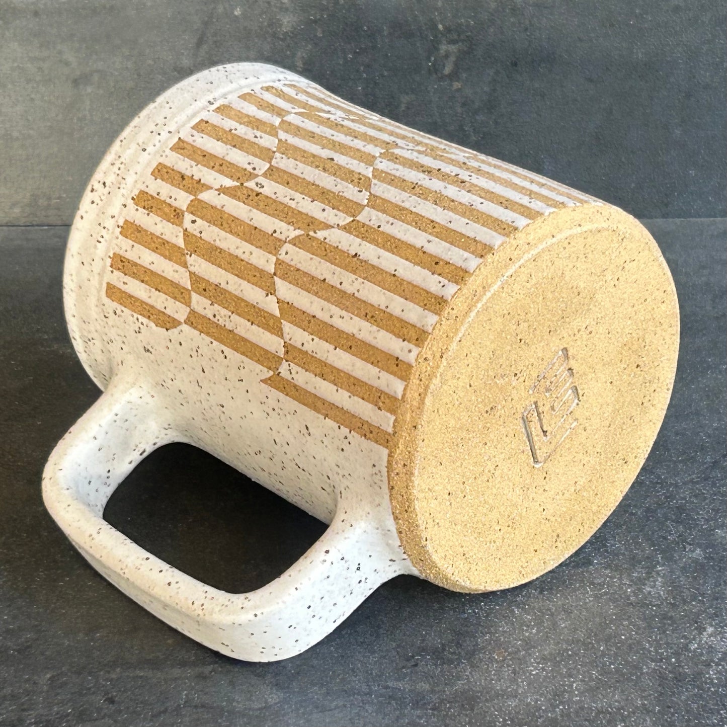 Wavy Stripe Mug -White Matte / Speckled Buff
