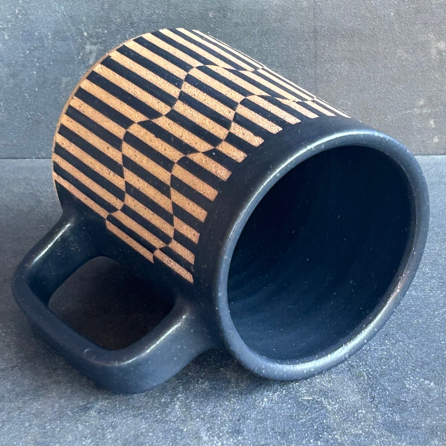 Wavy Stripe Mug - Black Matte / Speckled Buff
