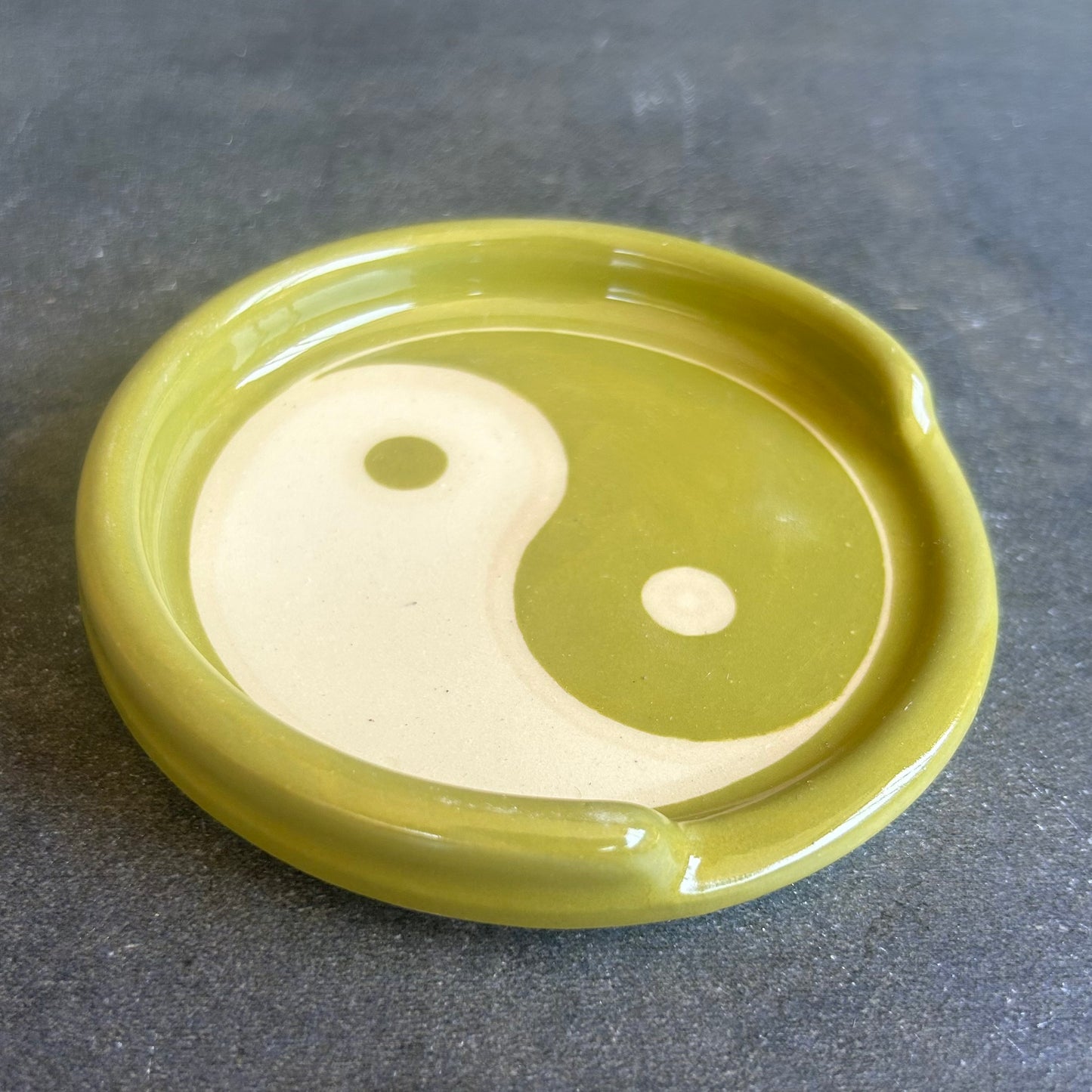 Yin Yang Spoon Rest - Avocado / White