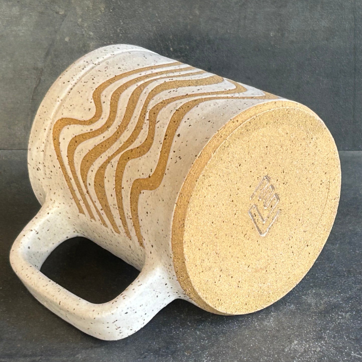 Wave Mug - White / Speckled Buff