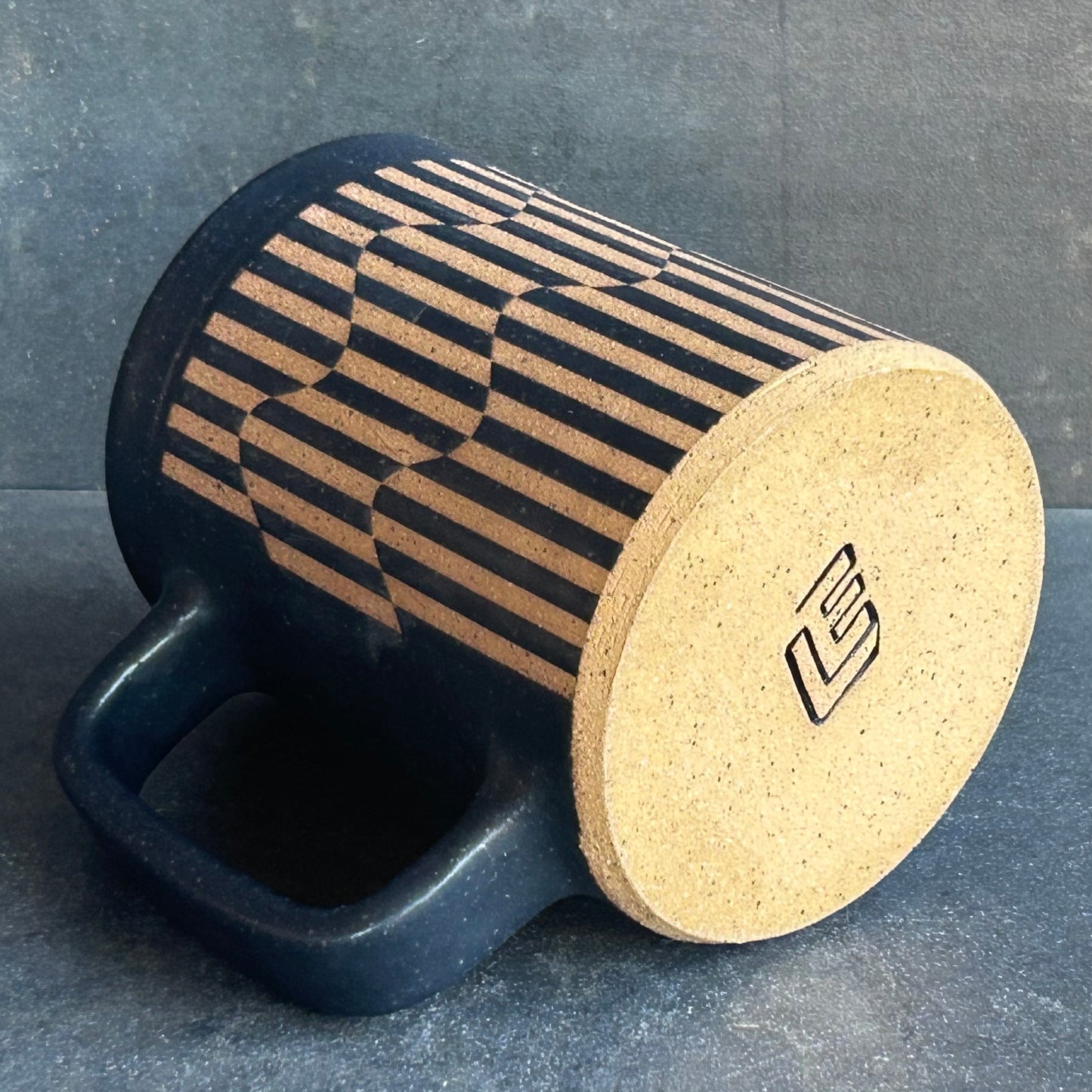 Wavy Stripe Mug - Black Matte / Speckled Buff