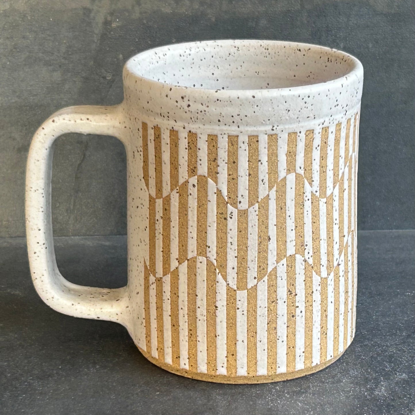 Wavy Stripe Mug -White Matte / Speckled Buff