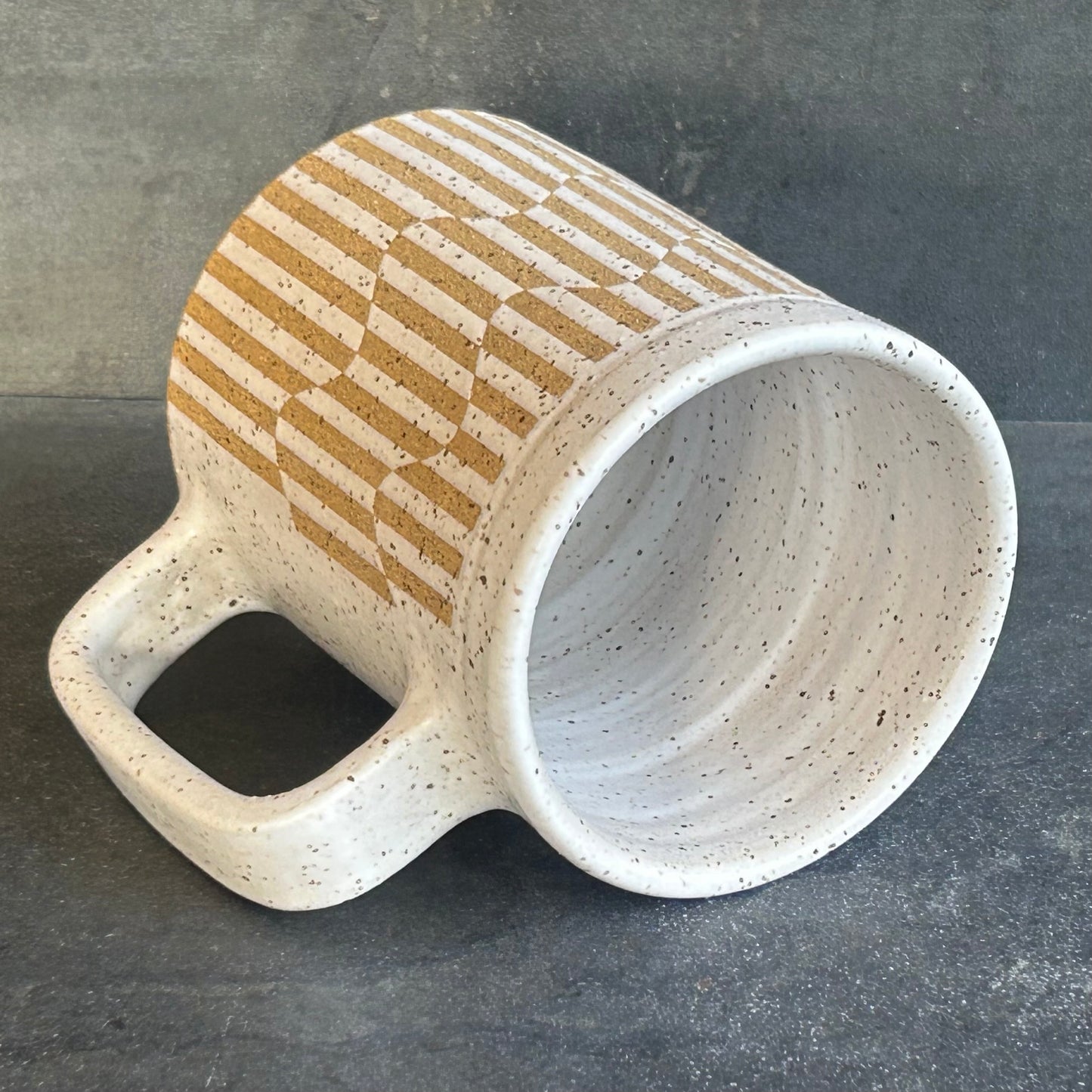 Wavy Stripe Mug -White Matte / Speckled Buff