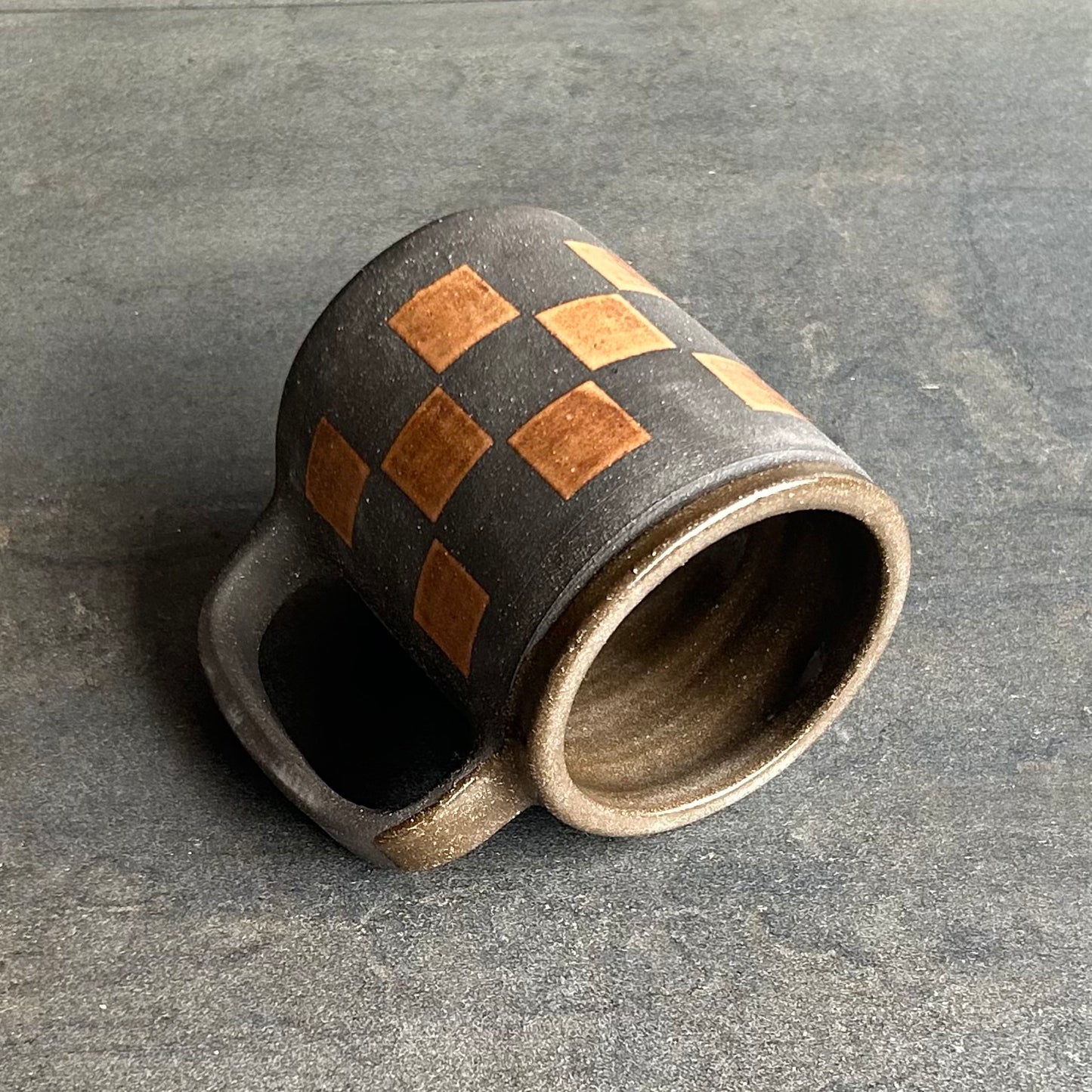 Checkerboard Mug -Matte Black / Brown