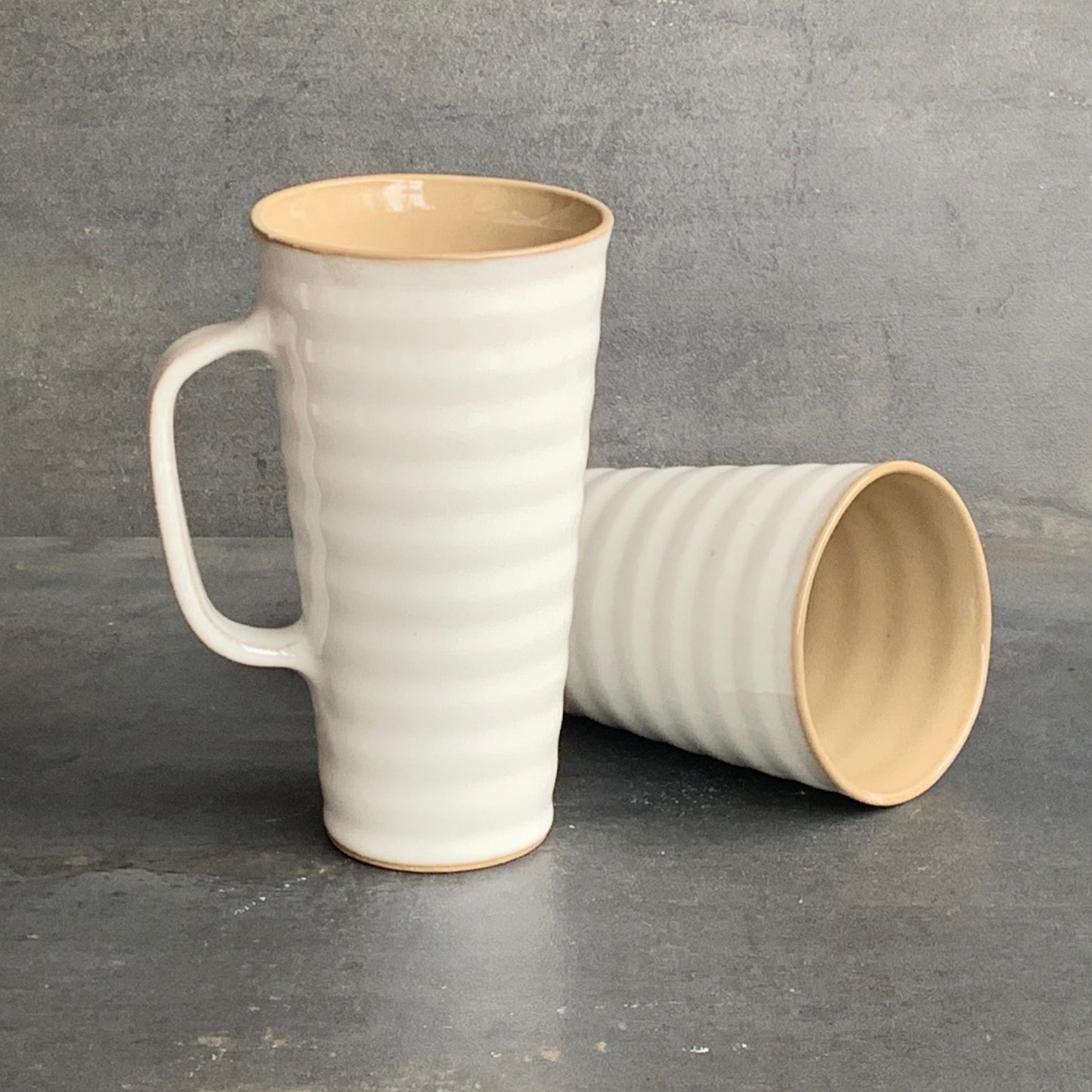 Wavy Mug - White / Sand